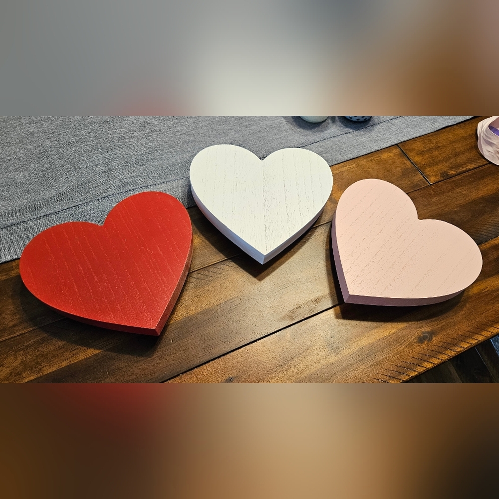 Set of 3 heart shaped risers